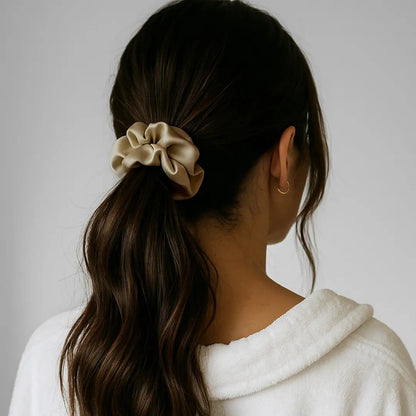 Zijden Scrunchie – Beige in het haar