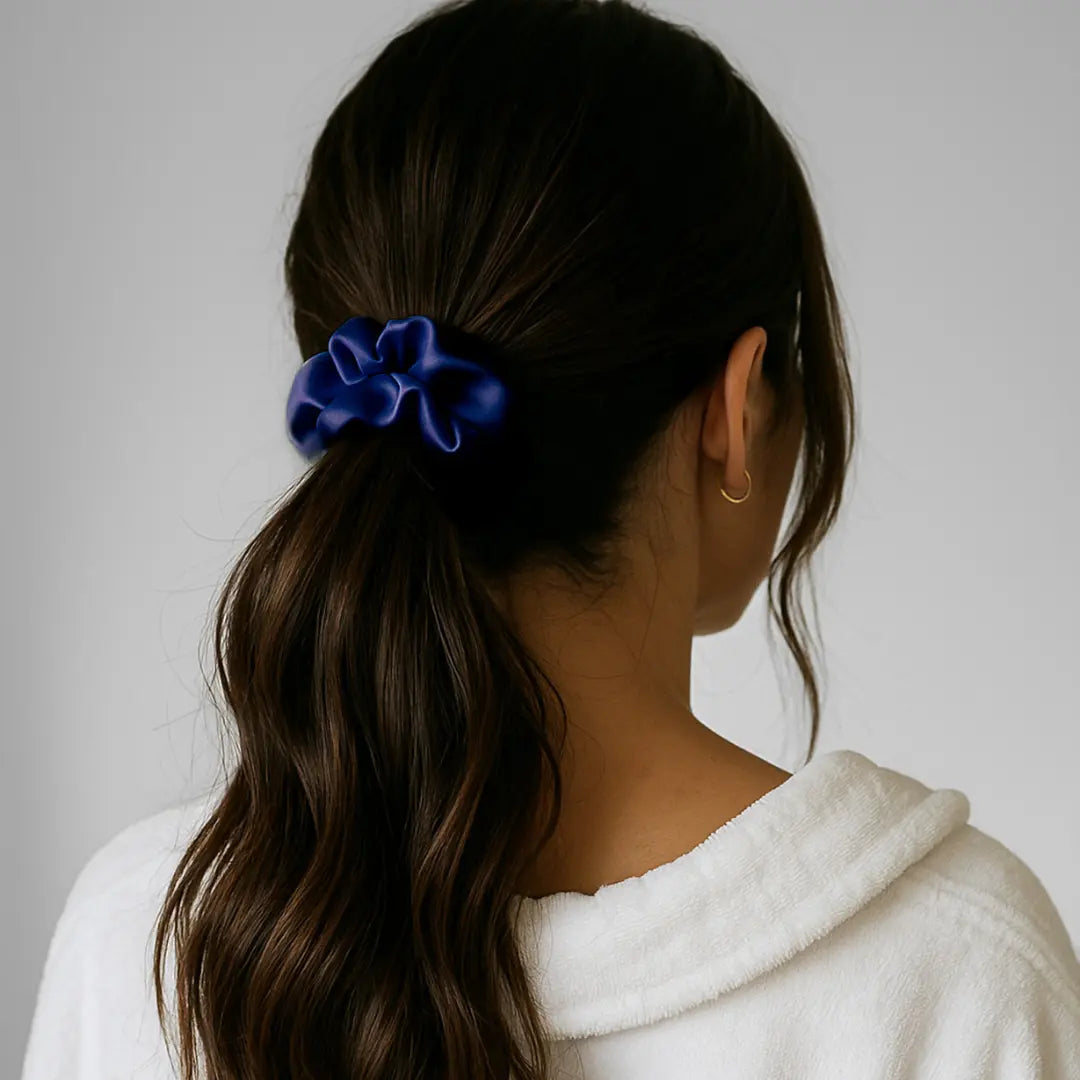 Zijden Scrunchie – Marineblauw in het haar