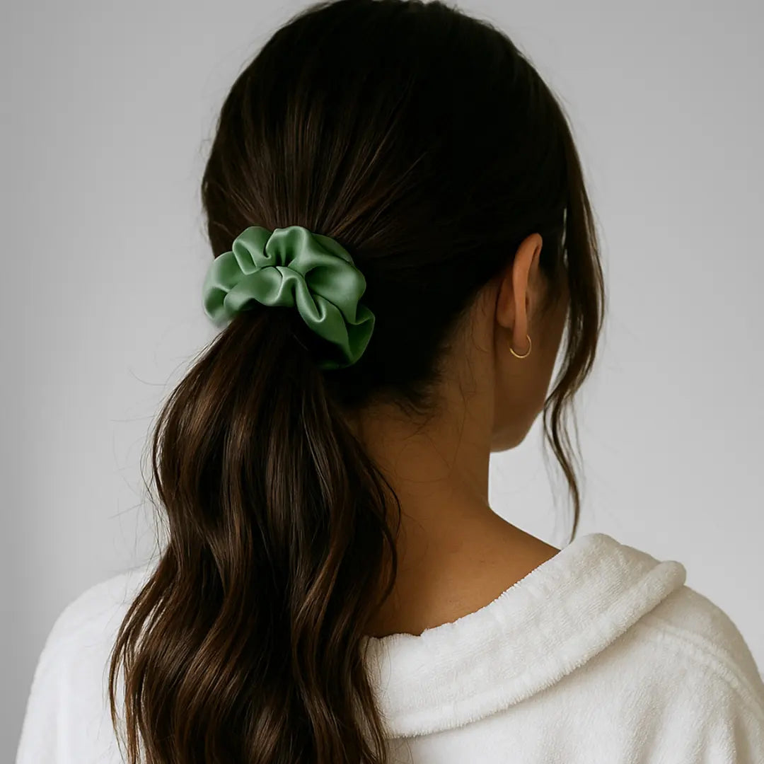 Zijden Scrunchie – Erwtgroen in het haar