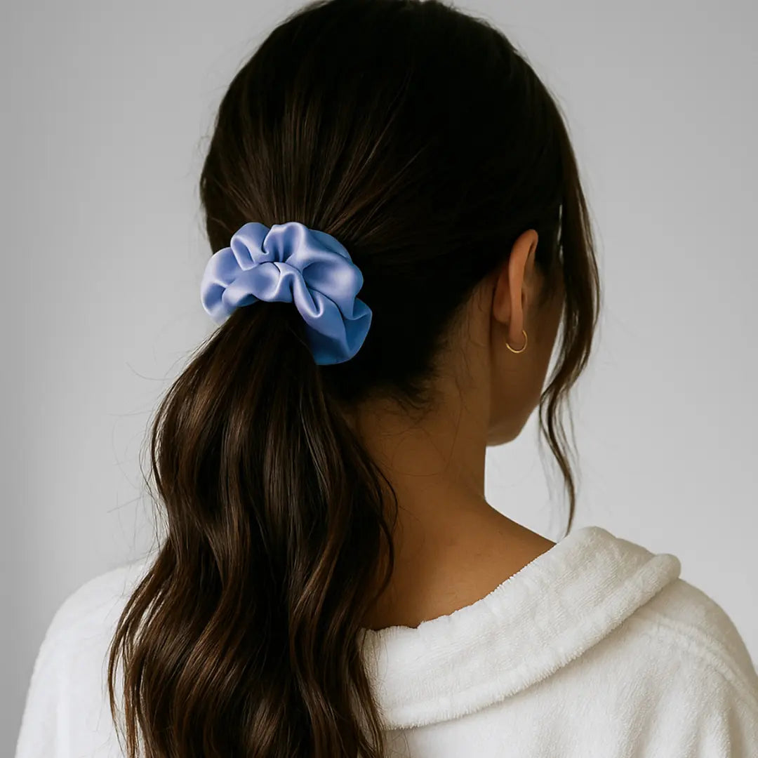 Zijden Scrunchie – Blauw in het haar