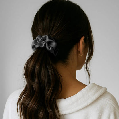 Zijden Scrunchie – Grijs in het haar