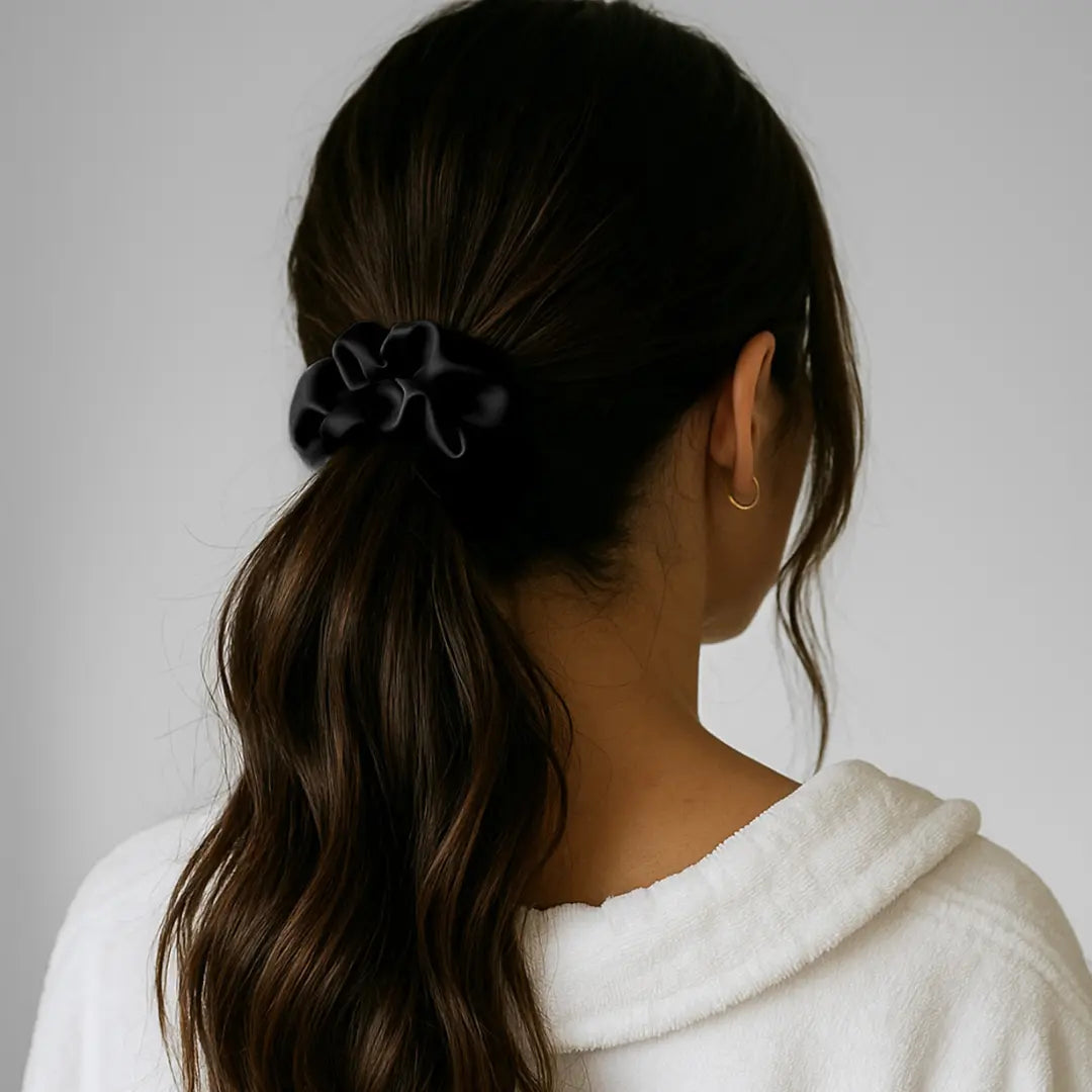 Zijden Scrunchie – Zwart in het haar